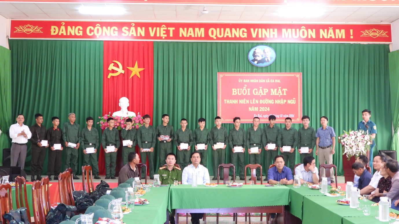 Xã Ea Răl gặp mặt, giao lưu với thanh niên chuẩn bị nhập ngũ năm 2024